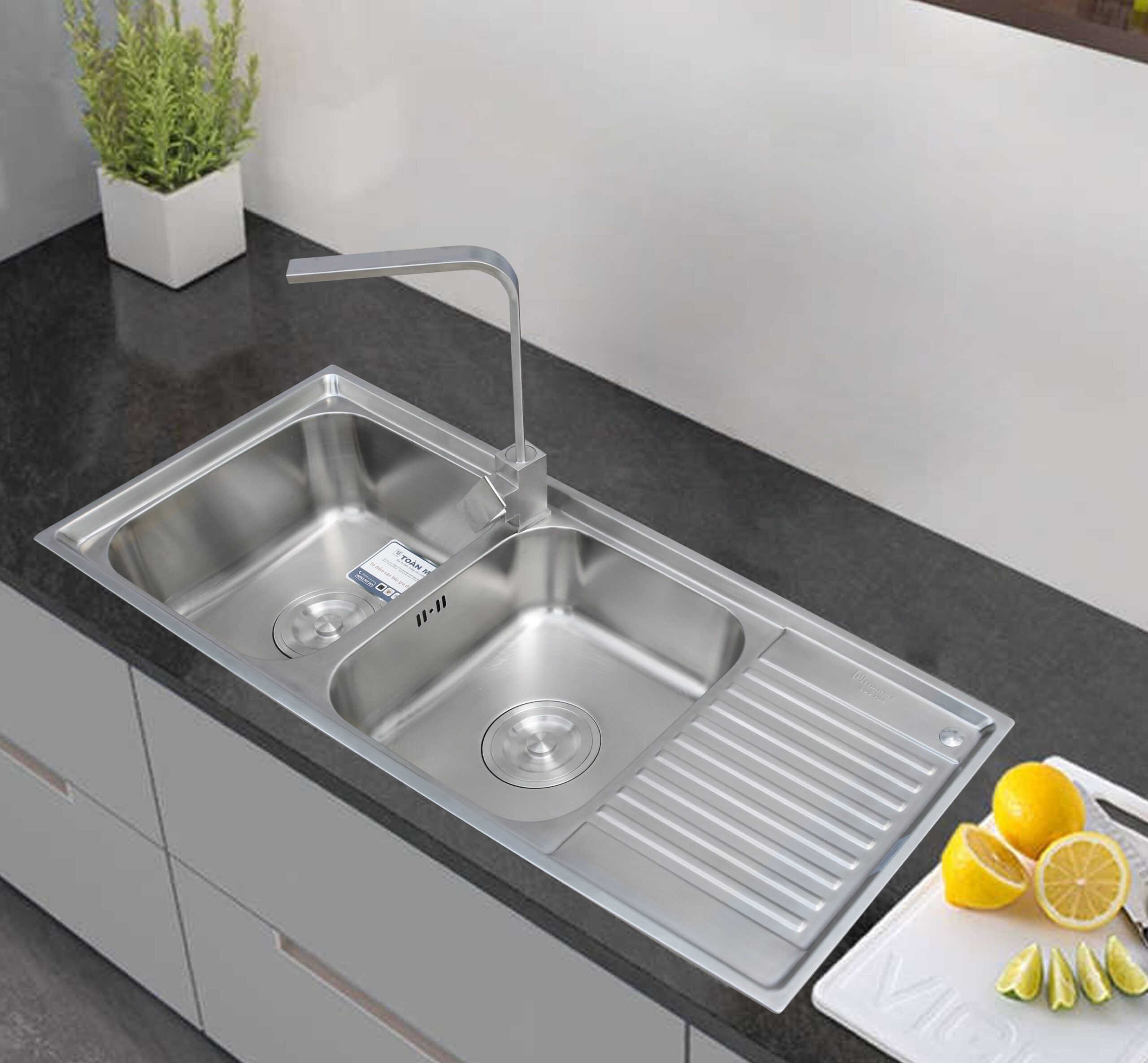 Chậu rửa bát làm bằng inox